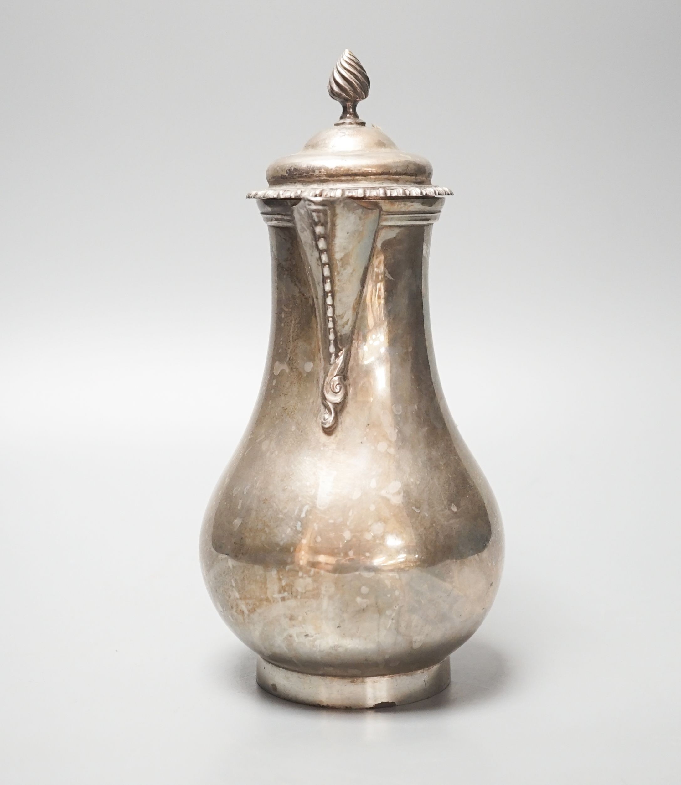 An Edwardian silver baluster hot water jug, George Perkins, London, 1909, height 22.9cm, gross 19.5oz.